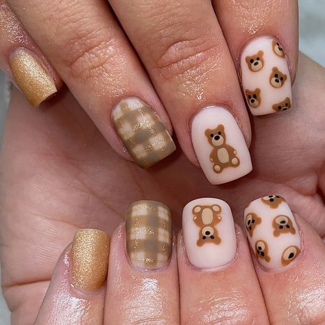 the most adorable teddy bear nails 🧸🫶🏼🤎 acrylic fill w/ nail art done on @emreichmann <3 @youngnailsinc - cover pink @dndgel @dndgel.europe - dnd 860 she’s white? she’s pink? - dc 317 cookie chips - dc 170 plum frost - dnd 780 champagne winter - dc 055 black ocean #teddybears #teddybearnails #teddybearnailart #teddynails #bearnails #cutenails #softnails #koreannailart #plaidnails #brownnailinspo #shortacrylics #shortacrylicinspo #acrylicnailinspo #ontariocanada #youngnailsacrylic #dndge... Bear Themed Nails, Dnd 860, Teddy Bear Nails Acrylic, Bear Nails Acrylic, Teddy Bear Nail Designs, Cookie Nail Art, Teddy Nail Art, Bear Nails Designs, Cute Bear Nails