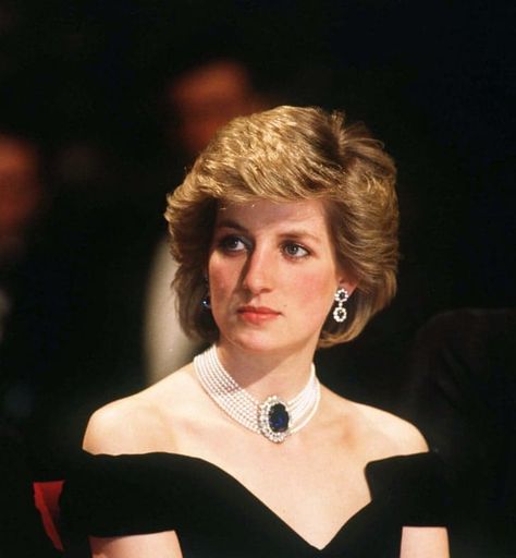 See Princess Diana's Most Iconic Beauty Looks Sapphire Choker, Diamond And Pearl Necklace, Princess Diana Wedding, Prins William, Prinz Charles, Diana Wedding, Princess Diana Fashion, Prins Harry, Princess Diana Photos