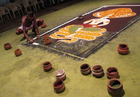 Kalamezhuthu, the #ritual #art. The Kalam is drawn on the floor using powders of different #colors from #nature. Kalamezhuthu Art, Kerala Art Forms, Kerala Culture, Kerala Art, Indian Arts, Indian Classical Dance, Kerala India, The Ritual, Indian Art