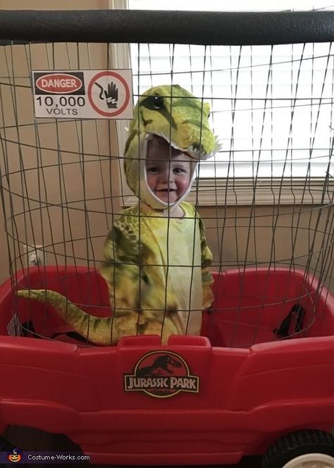 Janelle: His is my son Kaden Durand, he is 15 months old. We created his cage from wire attached to his wagon. He is a trex from Jurassic park!. Jurassic Park Costume, Diy Fantasia, Kid Costumes, Children Costumes, Halloween Costumes 2016, Mens Halloween, Baby Kostüm, Dinosaur Costume, Red Wagon