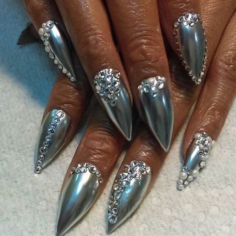 @_nailthug #killedit #chrome #tippietoes #BossNails #seasonFinale #turnuptuesday on @oxygen @tippietoesmia #3056966003 Chrome Nails With Gems, Chrome Nails Silver, Nails With Gems, Natural Nail Art, Nails Oval, Stiletto Nails Designs, Geometric Nail, Hacks Beauty, Cool Nails