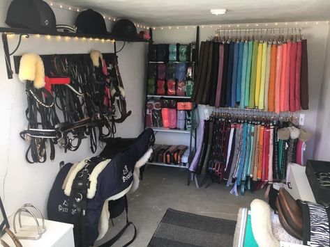 Horse Tack Shed Ideas, Horse Tack Sets English, Tackroom Organization, Horse Tack Room Ideas, Stable Ideas Tack Room, Horse Tack Room Organization, Tackroom Ideas Equestrian, Equestrian Organization, Small Tack Room Organization