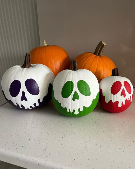 Painting On White Pumpkins, Snow White Apple Pumpkin, Pumpkin Pai Ting Ideas, Pumpkin Painting Mini Pumpkin, Painted Tiny Pumpkins, Zelda Pumpkin Painting, Tiny Pumpkins Painting, Painted Small Pumpkins Ideas, Pumpkin Sharpie Decorating