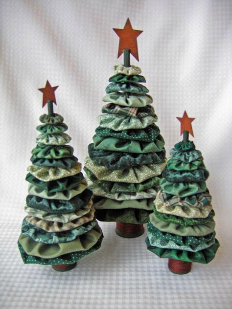 Free Quilt Patterns Christmas Sewing Projects, Fabric Christmas Trees, Christmas Tree Crafts, Christmas Ornaments Homemade, Fabric Christmas Ornaments, Christmas Ornament Crafts, Christmas Quilts, Christmas Sewing, Tree Crafts