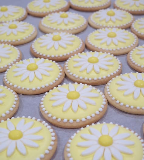 Daisy Cookies Decorated Baked Goods, Easter Fondant Cookies, Daisy Cookies, Simple Cookie Recipe, Summer Sugar Cookies, Simple Cookie, Flower Sugar Cookies, Patisserie Fine, Royal Iced Cookies