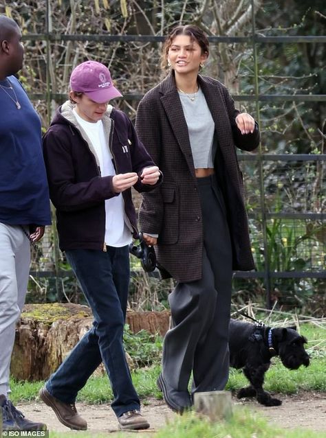 Tom Holland Style Casual, Tom Holland Outfits, Zendaya Style Street, Zendaya And Boyfriend, Dog Cuddling, Black Miniature Schnauzer, Zendaya Tom Holland, Zendaya Street Style, Kc Undercover