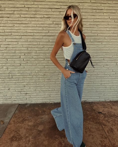 Halley Elefante (@thesaltyblonde) • Instagram photos and videos Unique Style Aesthetic, April In Italy Outfits, Florida Mom Outfits, Florida Outfits Summer, Summer Trip Outfits, Hairstylist Outfits, Spring Women Outfits, Effortless Outfit, Causual Outfits