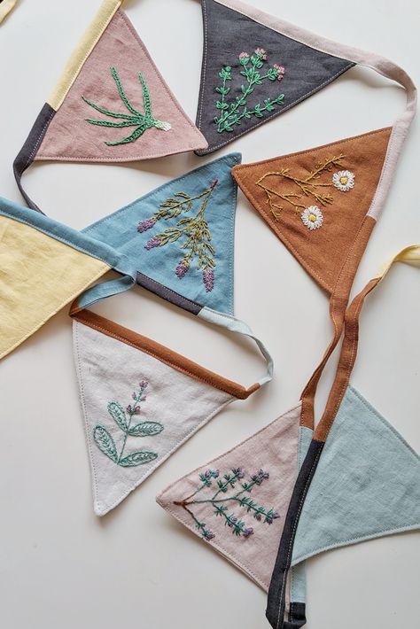 Garland using some linen scraps, with embroidered medicinal plants like lavender, rosemary, chamomile, sage, lemongrass and thyme. by Mundo Flo Thyme Embroidery, Bunting Ideas Unusual, Embroidered Bunting, Banner Embroidery, Vertical Garland, Bunting Ideas, Handmade Childrens Clothes, Embroidery Scarf, Cart Ideas