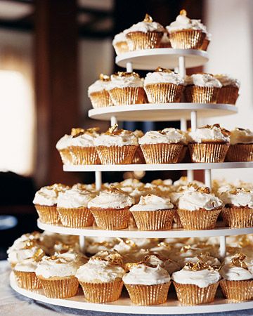 Glittering cupcakes -- carrot cake with cream cheese frosting, white cake with lemon Swiss-meringue buttercream, all toppped with edible gold dust and leaf Cupcake Tower Cake, Glittery Wedding, Gold Cupcakes, Edible Gold Leaf, Food Cookies, Glitter Cupcakes, Carrot Cake Cupcakes, Carrot Cupcakes, Romantic Wedding Cake