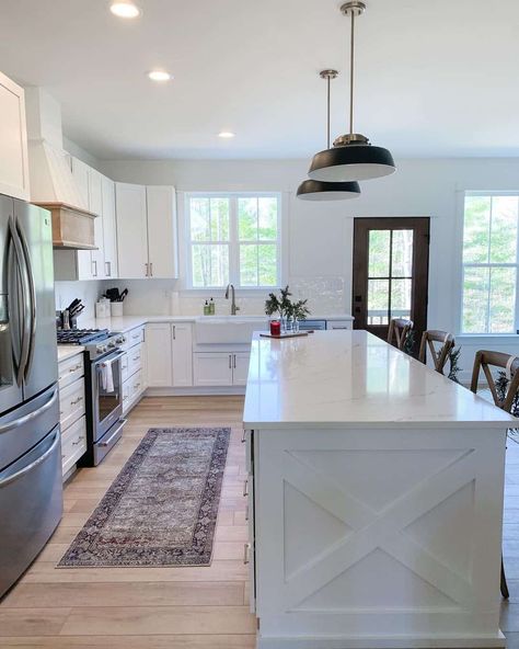 Kitchen With Island Ideas, U Shaped Kitchen Island, L Shape Kitchen Design, White Farmhouse Kitchen, Wood Hood, Farmhouse Island, Kitchen Layouts With Island, Light Grey Kitchens, Dark Wood Kitchens