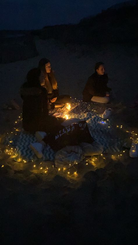 Night Picnic Aesthetic, Night Beach Picnic, Night Time Picnic, Nighttime Picnic, Picnic At Night, Late Night Picnic, Candlelit Picnic, Picnic Candles, Picnic Lights