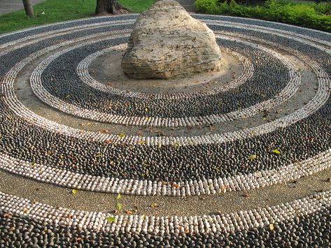 reflexology foot path - "stone stepping" for health.  This ancient practice recommends walking barefoot on a surface of rounded, small stones for a variety of health benefits.When the scientists at the Oregon Research Institute control tested Chinese cobblestone stepping thay found that the older adult participants "experienced significant improvements in mental and physical well-being." Reflexology Path, Pebble Mosaic, Stone Garden, Chinese Garden, Zen Meditation, Reflexology, Land Art, Zen Garden, Art Furniture