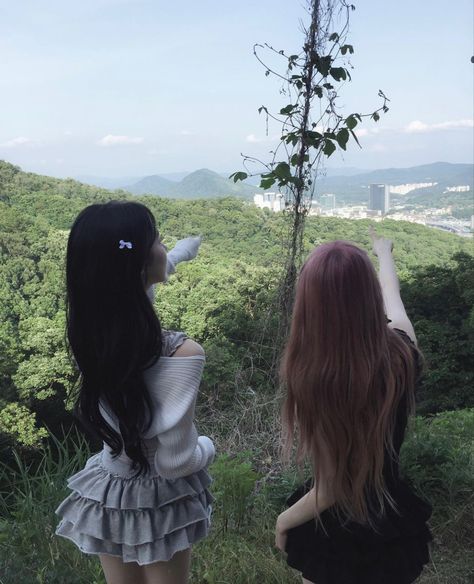 2 Girls Friendship, Wlw Aesthetic Faceless, Duo Friends, Friendship Photoshoot, Korean Best Friends, Japan Aesthetic, Japanese Aesthetic, Foto Ideas Instagram, Two Girls