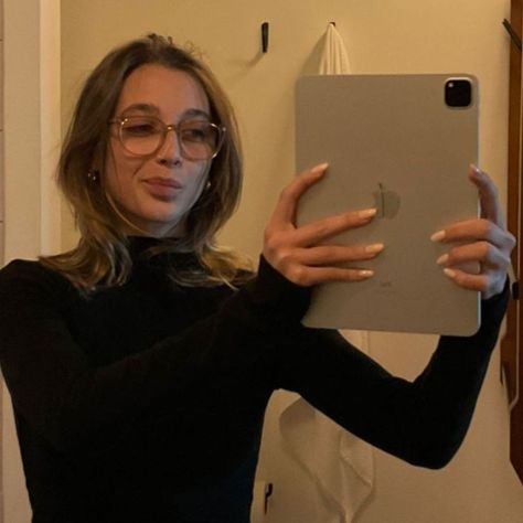 Emma Chamberlain Mirror Selfie, Emma Chamberlain Mirror Pic, Emma Chamberlain Dark Hair, Celebrity Selfie Aesthetic, Emma Chamberlain Selfie, Emma Chamberlain Icons, Mirror Selfie Pfp, Emma Chamberlain Hair, Emma Chamberlain Aesthetic