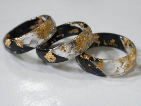 Faceted Resin Rings! Trendy black and clear with Gold Flakes faceted Resin Ring! Unique and stylis Seni Resin, Rings Trendy, Engagement Ring For Him, Vintage Spoon Rings, Resin Rings, Acrylic Ring, Gold Rings Fashion, Diy Resin Art, Family Jewellery