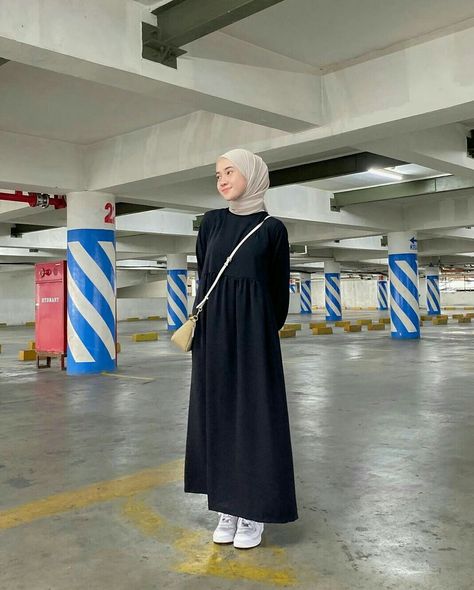 Black Modest Outfits Hijab, Short Hijabi Outfits, All Black Outfit Hijab, Black Dress Hijab Outfits, Black And White Outfits Hijab, All Black Hijab Outfit, Black Hijabi Outfits, Black Dress Hijabi, Black Dress Hijab