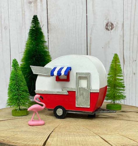 Christmas Trailer, Diy Caravan, Camper Art, Birdhouse Craft, Trailer Diy, Tiny Camper, Retro Campers, Vintage Caravans, Cardboard House