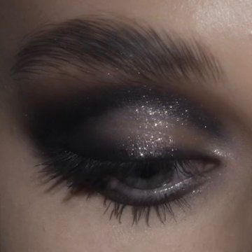 Subtle Black Eyeshadow, Black Under Eyes Makeup, Black Under Eyes, Christmas Closet, Under Eye Makeup, Makeup Is Life, Black Eyeshadow, Under Eyes, Feeling Pretty