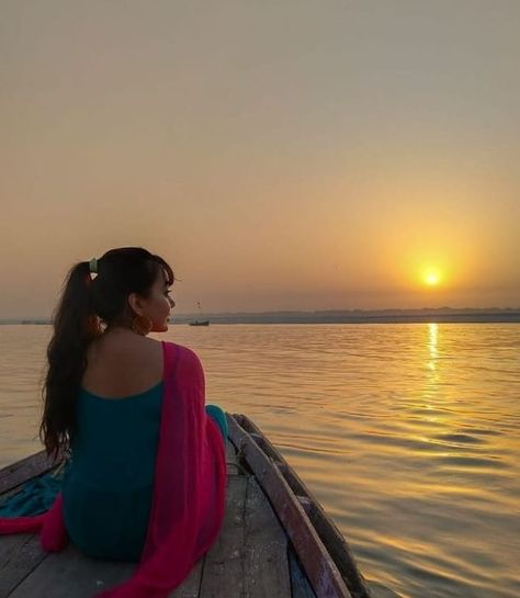 Varanasi Boat Photography, Varanasi Photoshoot Ideas, Ganga Ghat Varanasi Photography, Poses In Boat, Haridwar Photography Poses, Varanasi Photoshoot, Varanasi Photography Ghats, Pics On Boat, Boating Photoshoot