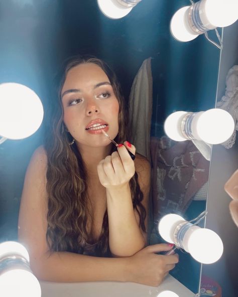 Vanity Photoshoot Mirror, Lip Gloss Mirror Pic, Vanity Mirror Picture Ideas, Vanity Mirror Photoshoot Ideas, Vanity Mirror Selfie, Shoot Concept, Mirror Drawings, Mirror Photography, Pic Inspiration