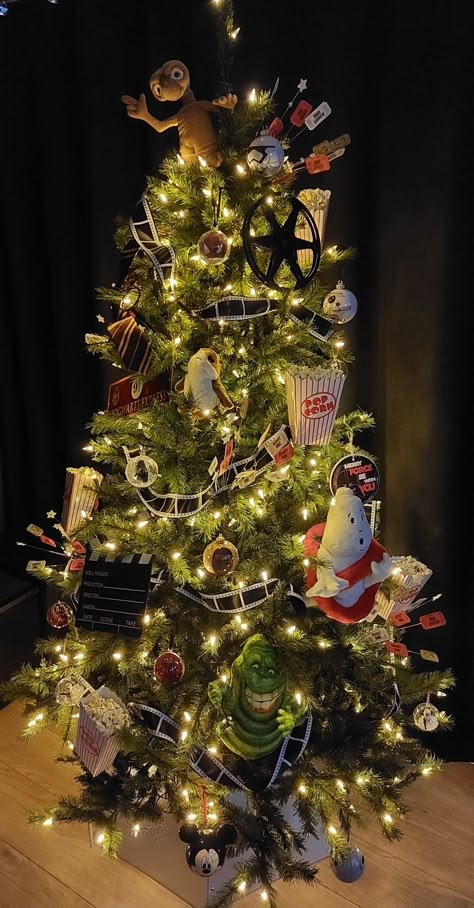 Movie themed Christmas tree....Harry Potter, Ghostbusters, ET, Starwars and more! Hollywood Christmas Tree, Film Themed Christmas Tree, Christmas Movie Tree Themes, Broadway Christmas Tree, Character Themed Christmas Trees, Horror Movie Christmas Tree, Movie Theme Christmas Tree, Wonka Christmas Tree, Christmas Tree Ideas Vintage