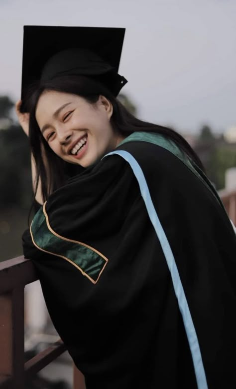 Graduation Pictures Korean, Kpop Graduation Photo, Graduation Photo Poses College, No Face Graduation Pictures, Asian Graduation Pictures, Graduation Pose Ideas Grad Pictures, Solo Graduation Pictures, Graduation Pictorial Pose, Creative Graduation Photoshoot Ideas