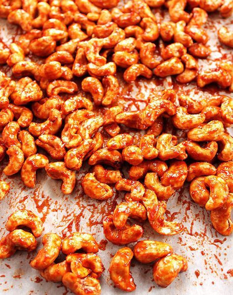 Sriracha Honey Roasted Cashews - Robust Recipes Honey Roasted Cashews Recipe, Honey Roasted Cashews, Honey Roasted Pecans, Sunday Cooking, Healthy Snack Recipe, Cashew Recipes, Spicy Cashews, Homemade Condiments, Roasted Pecans