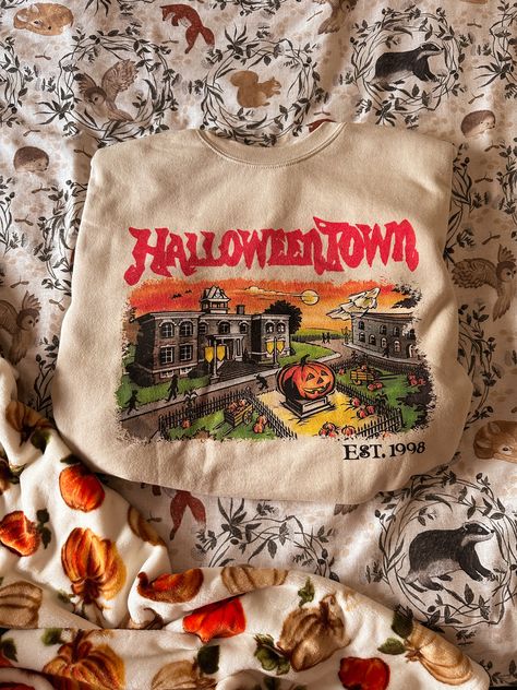 The Best Autumn and Halloween Jumpers Halloween Town Pumpkin, Ideas De Halloween, Fall Halloween Aesthetic, Halloween Jumper, Halloweentown University, Autumn Jumpers, Pumpkin Sweater, Hobbies To Take Up, Summer Skincare Routine