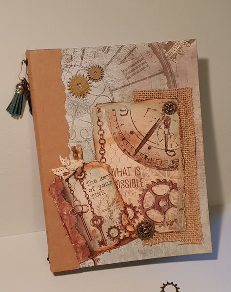 CARPETA PARA CUADERNOS – NOTEBOOK FOLDER – DOSSIER POUR CAHIERS  #scrap #scrapbook #scrapbooking #manualidades #crafts #papercraft #papercrafting #crafting #artisanat #DIY #DIYcrafts #hechoamano #handmade #handcraft #faitmain #scrappaper #papeldecorado #papelscrap #paperlove #paperlover #archivador #folder #classeur #cuaderno #notebook #cahier #stamperia #clockwise #steampunk #scraplift #soniavilarsoto Folder Decorado, Aesthetic Vintage, Craft Ideas, Scrapbooking, Notebook, Anime