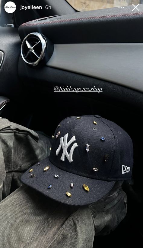 New Era Hats Outfit, Custom New Era Hats, New Era Yankees, Custom Fitted Hats, Estilo Cholo, Custom Caps, Denim On Denim, Girly Accessories, Cool Fits