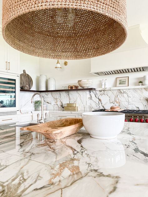 Examples of Natural and Engineered Stone Projects Calacatta Luxe, Quartzite Kitchen Countertops, Traditional Kitchen Decor, Countertops For Kitchen, Small Kitchen Decoration, Stone Countertops Kitchen, Granite Countertops Colors, Engineered Stone Countertops, Quartz Kitchen Countertops