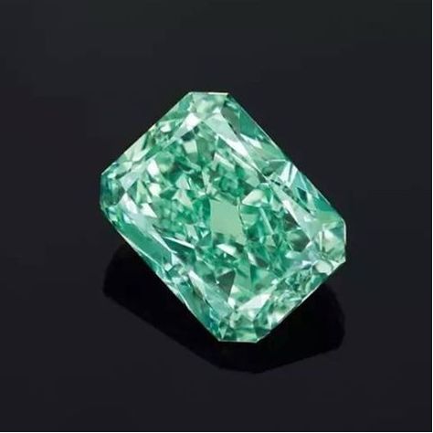 Aurora Green Diamond - Largest Green Diamond to appear at the auctions! Green Diamond Rings, Net Fashion, The Aurora, Fancy Diamonds, Mineral Stone, Green Diamond, Minerals And Gemstones, Rocks And Gems, Trending Styles