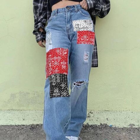 Bandana Jeans, Ripped Jeans Casual, Look 80s, Ripped Jeans Women, Mom Denim, Hippie Pants, Streetwear Grunge, Patchwork Denim, Patchwork Jeans