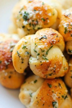 Easy Garlic Parmesan Knots - Fool-proof, buttery garlic knots that come together in less than 20 min - it doesn't get easier than that! Parmesan Knots, Garlic Parmesan Knots, Thanksgiving Bread, Thanksgiving Appetizer Recipes, Garlic Knots, Dessert Easy, Thanksgiving Appetizers, Fool Proof, Think Food