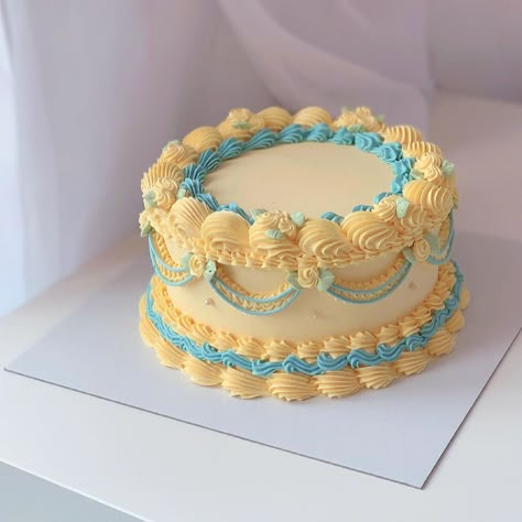 April’s Baker on Instagram: “💛💛💛” Cute Birthday Cakes Yellow, Retro Cake Design, Vintage Cakes Birthday, Blue And Yellow Cake, Vintage Cake Design, Bolo Vintage, Vintage Birthday Cakes, Pastel Vintage, Cupcakes Decorados