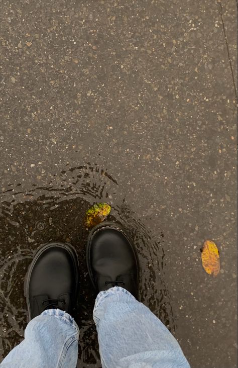 Outfits For A Rainy Day Aesthetic, Rainy Fit Aesthetic, Raining Outfit Aesthetic, Rainy Girl Aesthetic, Rain Girl Aesthetic, Rainy Day Selfie, Rainy Fits, Rainy Day Pics, Rain Outfit Aesthetic