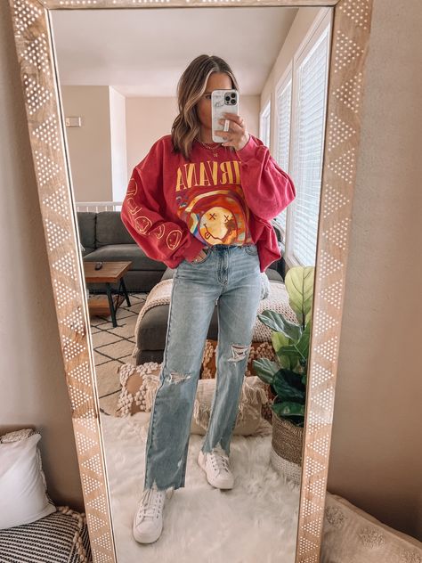 Nirvana Shirt Outfit, Preppy Nirvana, Ootd Crewneck, Cute Outfits With Sweats, Nirvana Outfit, Outfit Ideas Preppy, Nirvana Smile, Nirvana Hoodie, Hoody Outfits