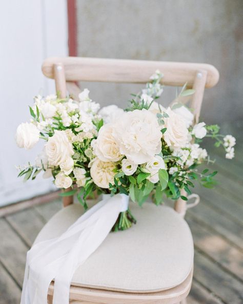 Elegant Wedding Bouquets, Green Wedding Bouquet, Green Bouquet, White Bridal Bouquet, White Wedding Bouquets, Wedding Flower Inspiration, White Wedding Flowers, Spring Bouquet, White Bouquet