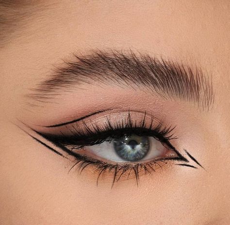 Black And Pink Eyeliner Looks, Cool Makeup Looks Creative Eyeliner, Fallen Angel Makeup Look, Creative Makeup Looks Inspiration, Hot Eyeliner, Cat Eye Eyeliner Tutorial, Black Graphic Liner, Teknik Makeup, Cat Eye Eyeliner