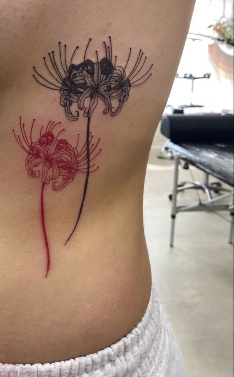 Spider Lily Tattoo Ribs, Red Ink Spider Tattoo, Red Spider Lily Tattoo Thigh, Red And Blue Spider Lily Tattoo, Spider Lily Rib Tattoo, Spider Lilly Tatoos Black, Red Ink Tattoos On Dark Skin Black, Spider Lilly Tatoos Tokyo Ghoul, Red Spider Lilly Flower Tattoo