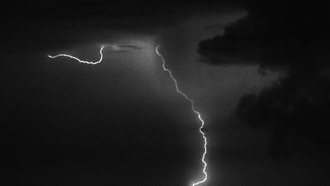 Rain Reference, Lightning Gif, Dark Gif, Styl Grunge, Black And White Gif, 1366x768 Wallpaper Hd, Gif Background, Black Thunder, Sky Gif