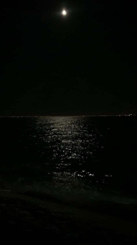 Sea Video, Dark Beach, Fireworks Pictures, Moon Beach, Ocean At Night, Night Stars, Black Ocean, Water Aesthetic, Beach At Night