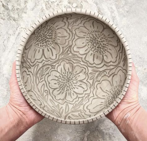 Carved Ceramic Plates, Clay Plates, Ceramic Plate, Pottery Ideas, Ceramic Plates, Decorative Plates, Carving, Sculpture, Ceramics