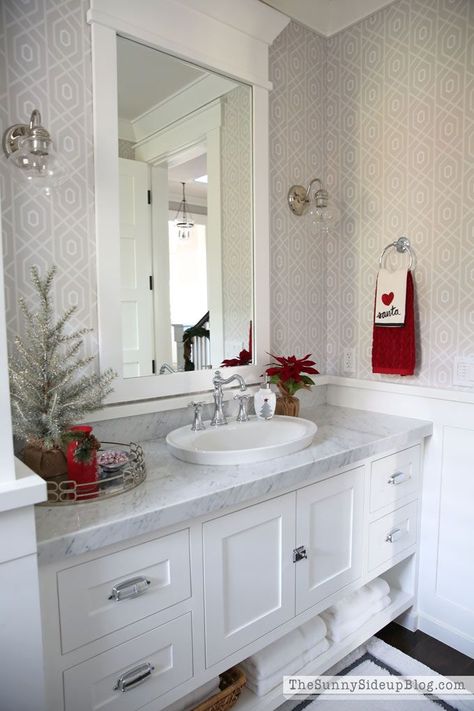 Christmas bathroom decor via thesunnysideupblog #ChristmasDecor #ChristmasBathroom Bathroom Marble, Holiday Bathroom, Powder Bathroom, Rooms Decor, Christmas Bathroom Decor, Christmas Bathroom, Christmas Farmhouse, Christmas Decorations Bedroom, Powder Rooms