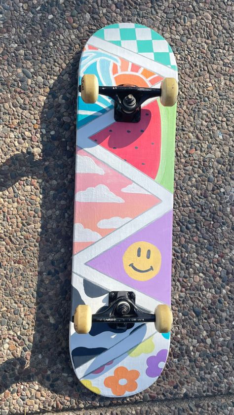 Long Board Painting Ideas Aesthetic, Cool Skateboards Designs Aesthetic, Diy Skateboard Art Design Ideas, Painting Ideas On Skateboard, Skateboard Decks Aesthetic, Beach Skateboard Design, Skateboard Designs Ideas, Skateboard Diy Paint, Skateboards Design Ideas