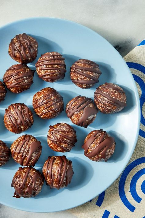 Almond Joy–Inspired Energy Balls Almond Joy Energy Balls, Yum Snacks, Ramadan Sweets, Ww Snacks, Eating Well Recipes, Popular Candy, Snacks Healthy, Bite Size Desserts, Healthy Snack Options