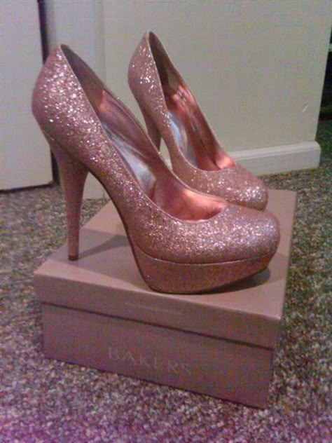 pink sparkly shoes :) Pink Sparkly Heels, Sweet 16 Shoes, Pink Sparkly Shoes, Sparkly High Heels, Pelo Sims, Sparkly Shoes, Pink High Heels, Sparkly Heels, Prom Heels