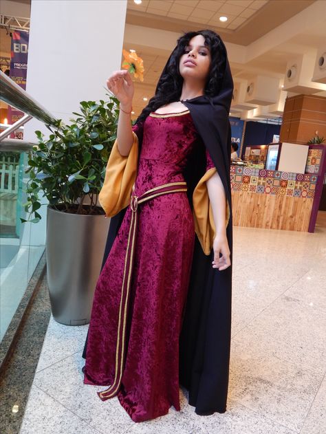 Mother Gothel (Iasmin Sales of Sales Cosplay) Tangled Mother Gothel Costume, Mother Gothel And Rapunzel Costume, Mother Gothel Halloween Costume, Mother Gothel Aesthetic Outfits, Mother Gothel Costume Diy, Rapunzel And Mother Gothel Costume, Mother Gothel Outfit, Mother Gothel Dress, Mother Gothel Makeup