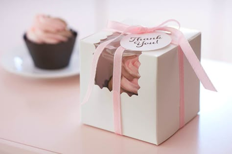 Cupcake Wedding Favors, Cupcake Favor Boxes, Baking Birthday Party, Cupcake Branding, Cupcake Favors, Baking Birthday Parties, Bakery Packaging Design, Cupcake Packaging, Christening Ideas