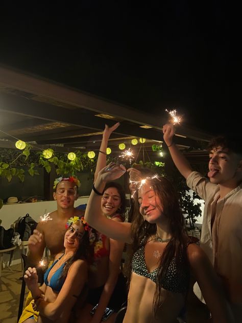 Aesthetic hakuna matata pool party #aesthetic #party #poolparty #friends Teenage Pool Party, Birthday Pool Party Ideas, Sweet 16 Pool Parties, Friends Pool Party, Night Pool Party, Pool Party Ideas, Birthday Pool Party, Teenage Parties, Swim Party